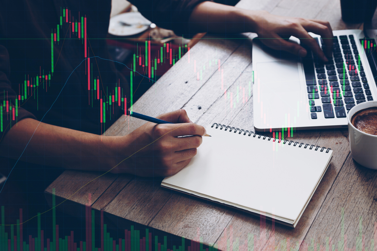 Trader analysing best ETF platforms