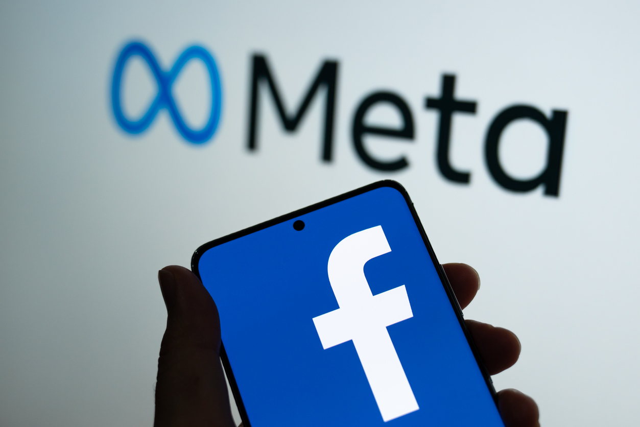 Facebook and new Meta logo together
