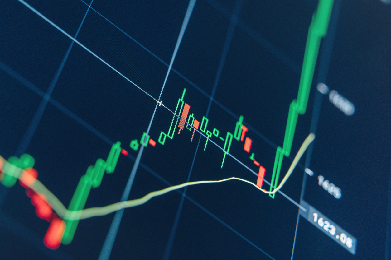 Crypto diagram with green and red candlesticks on blue display. TradingView.