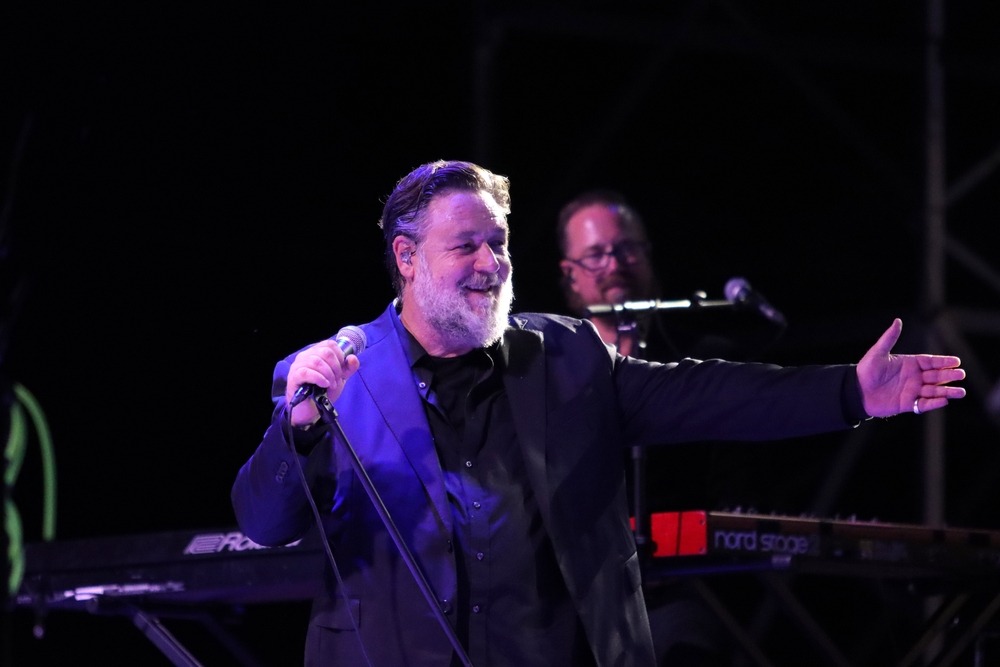 russell,crowes,indoor,garden,party,featuring,the,gentleman,barber,in