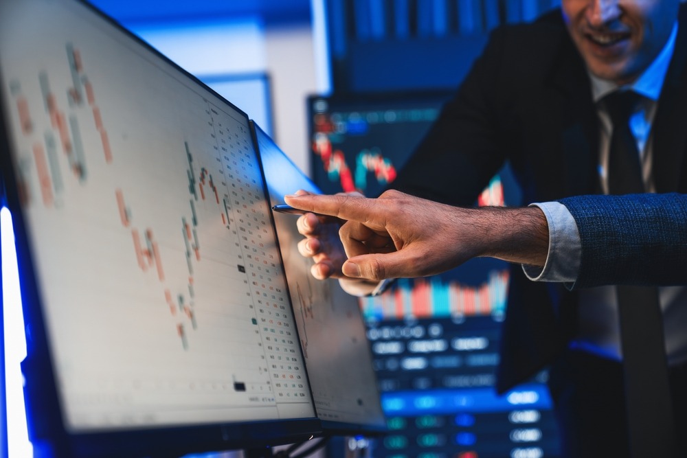 stock,traders,pointing,highest,stock,market,on,dynamic,valued,analysis