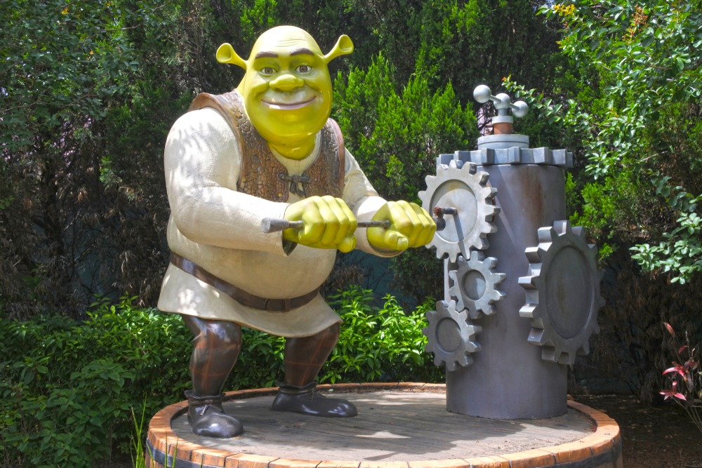 gold,coast, ,dec,19,2018:shrek,character,turning,a,chain