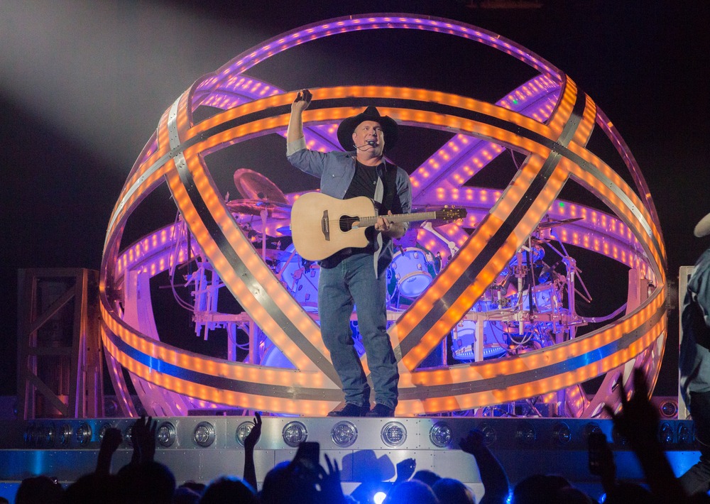 sacramento,,ca/usa, ,3/27/2015,:,garth,brooks,performs,before,a