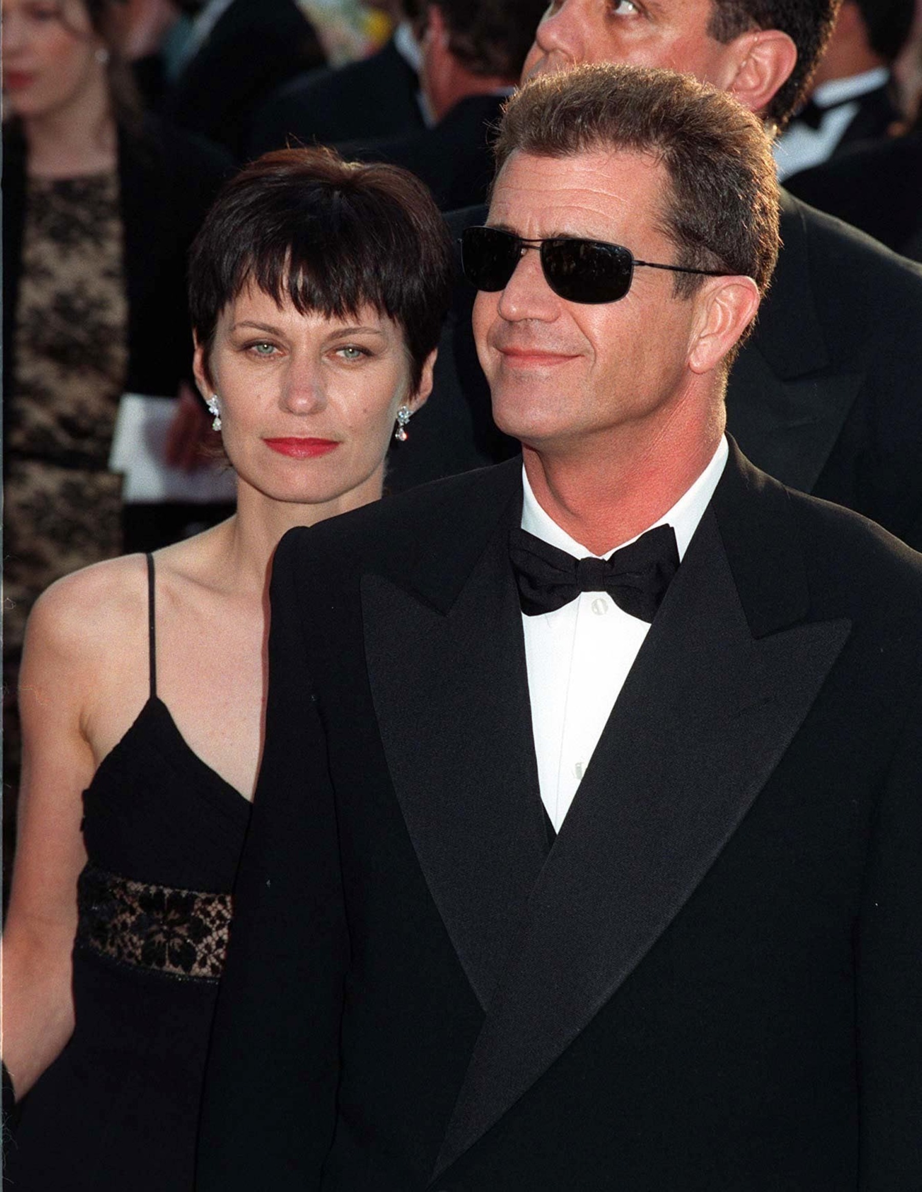 24mar97:,mel,gibson,&,wife,at,the,academy,awards.,pix: