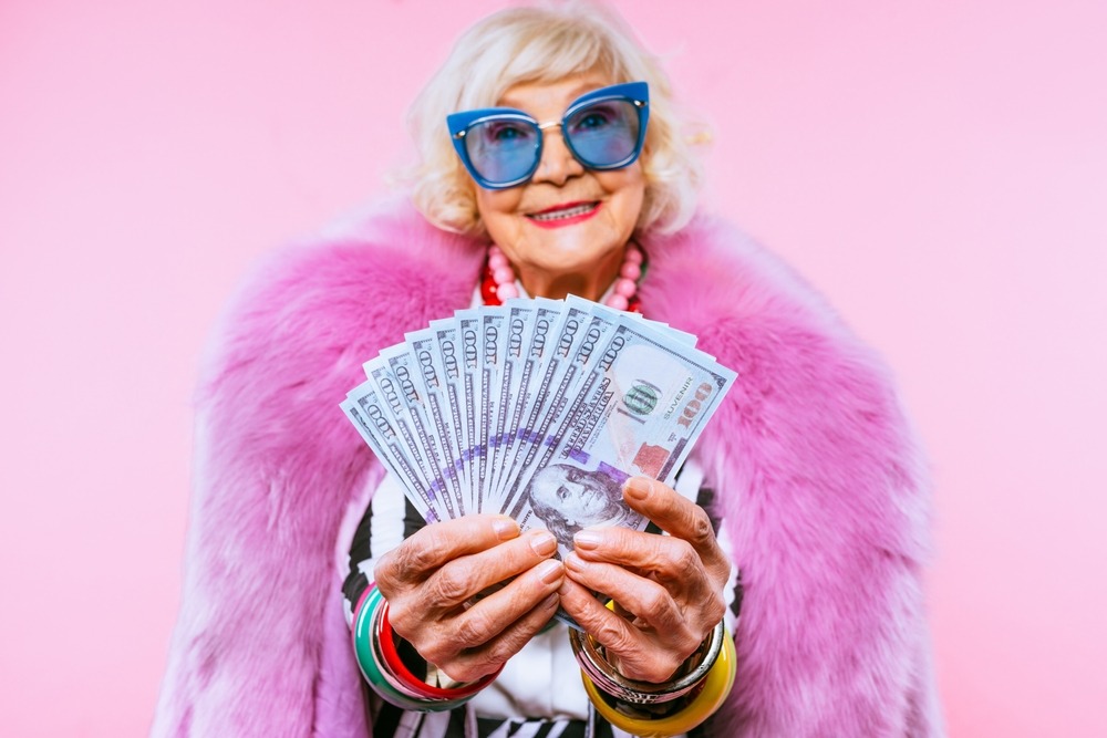 happy,and,funny,cool,old,lady,with,fashionable,clothes,portrait