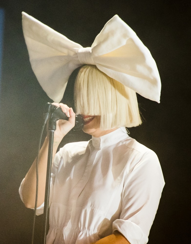 sia,singing,at,her,concert.