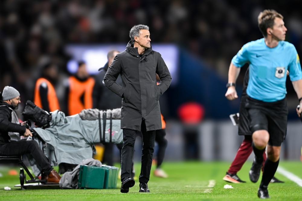 coach,luis,enrique,during,the,ligue,1,football,(soccer),match