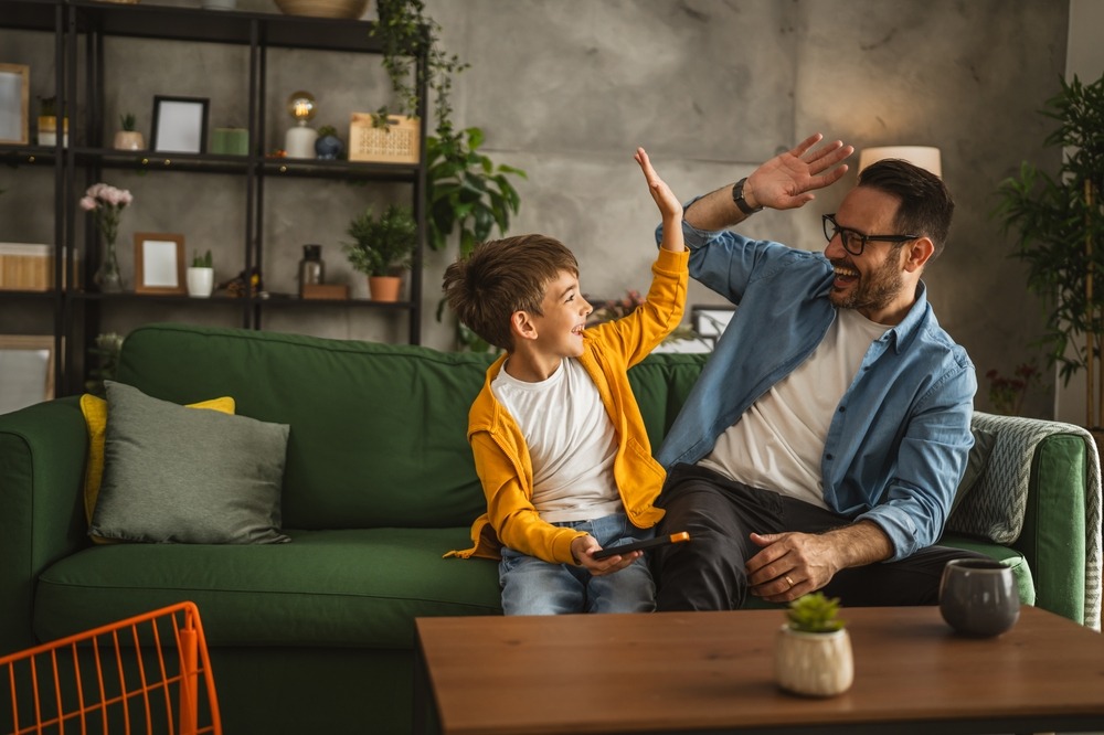 father,and,son,play,video,games,on,a,mobile,phone