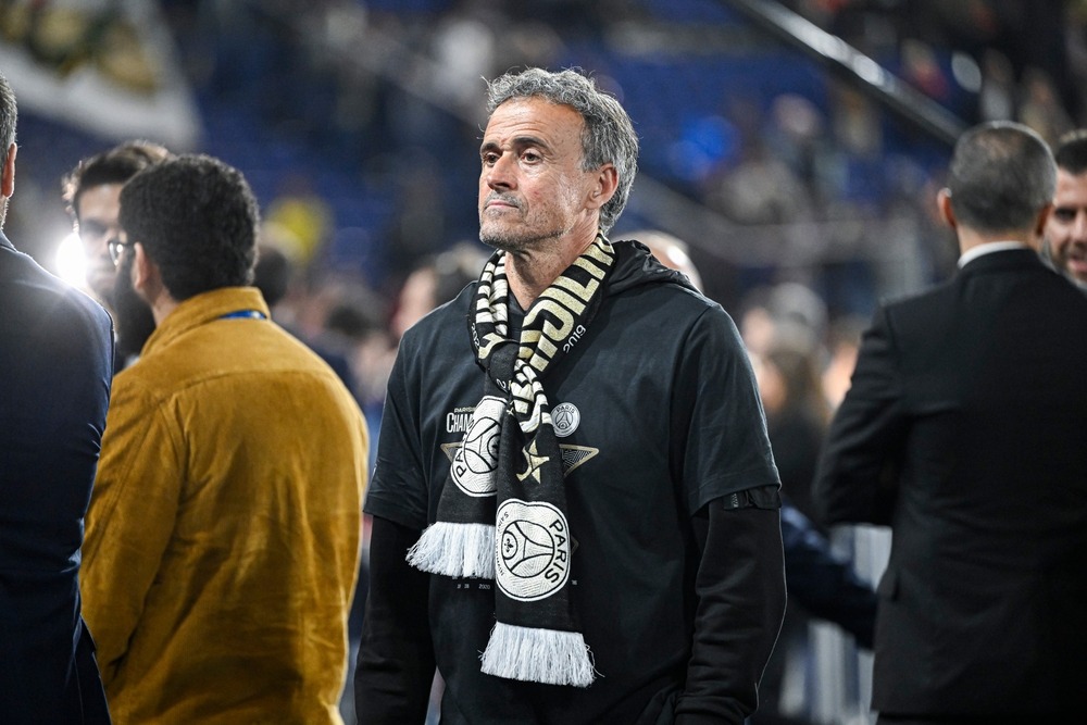 coach,luis,enrique,during,the,ligue,1,football,match,paris
