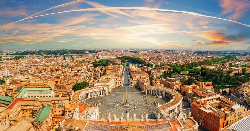 vatican,aerial,panorama,and,statues,on,the,top,of,st