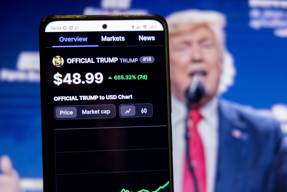 salamanca,,spain,01 20 2025,smartphone,displaying,official,trump,cryptocurrency,meme,market