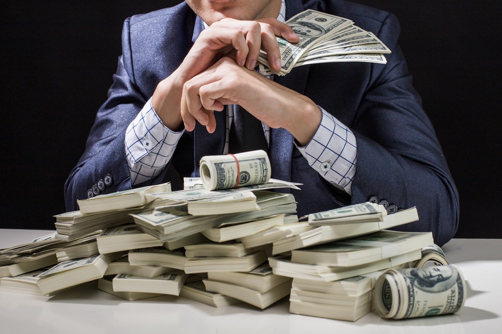 man,holding,money,in,hand,at,black,background,,man,receive
