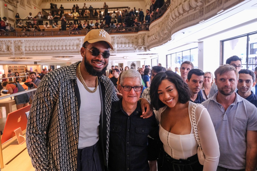 apple,ceo,tim,cook,poses,with,jordy,woods,and,karl anthony