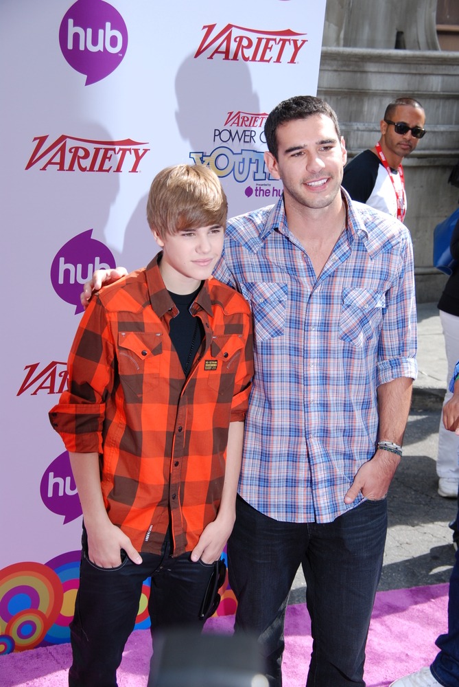 hollywood,,ca october,24:,(l r)singer,justin,bieber,and,his,manager,scooter