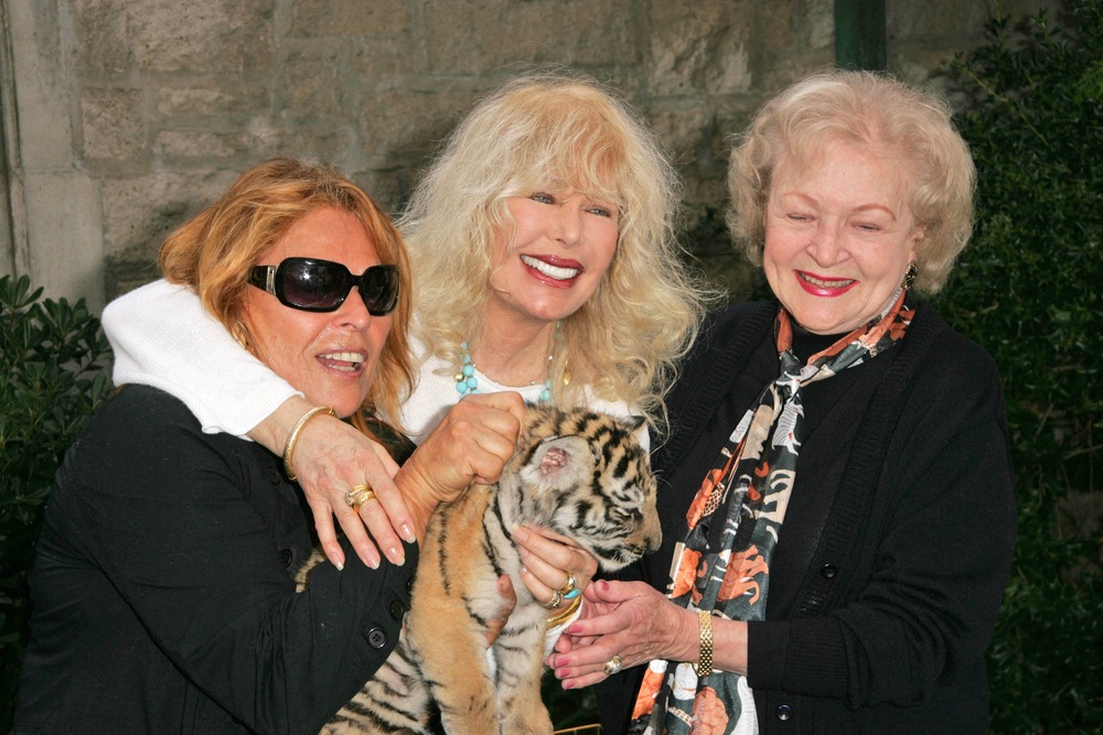 martine,collette,with,loretta,swit,and,betty,white,at,2006