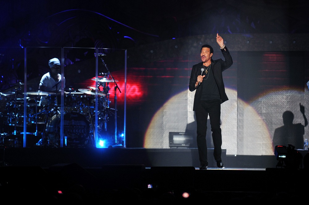prague, ,october,20:,us,singer,lionel,richie,(right),during