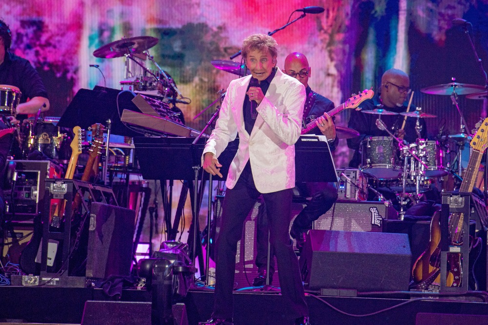 new,york,,ny, ,august,21:,barry,manilow,performs,during