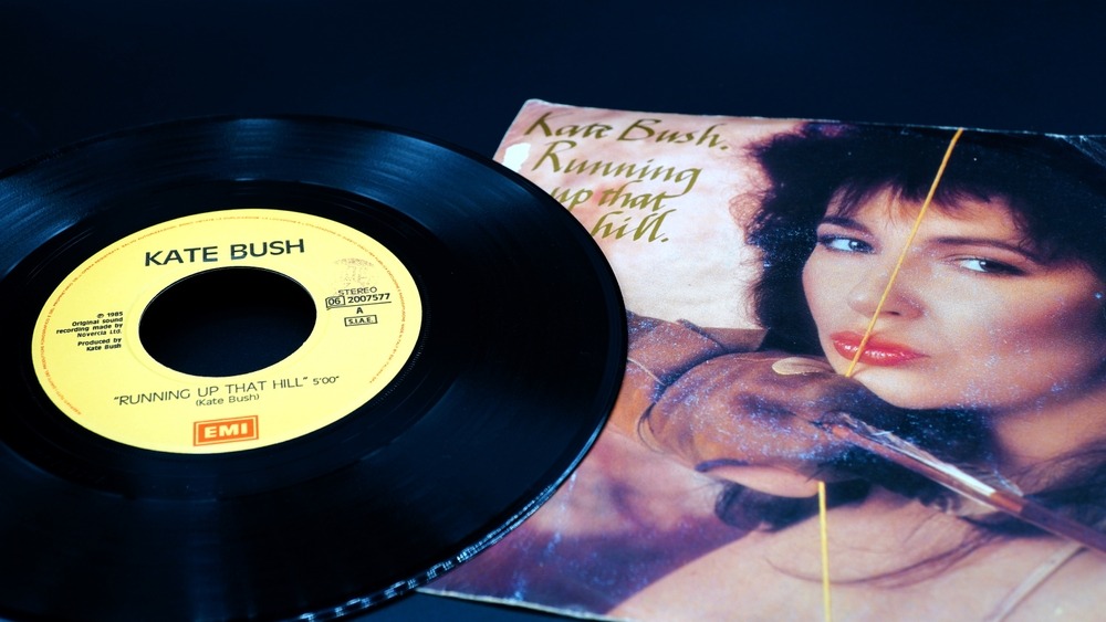 rome,,11,august,2022:,45,rpm,cover,by,british,singer songwriter