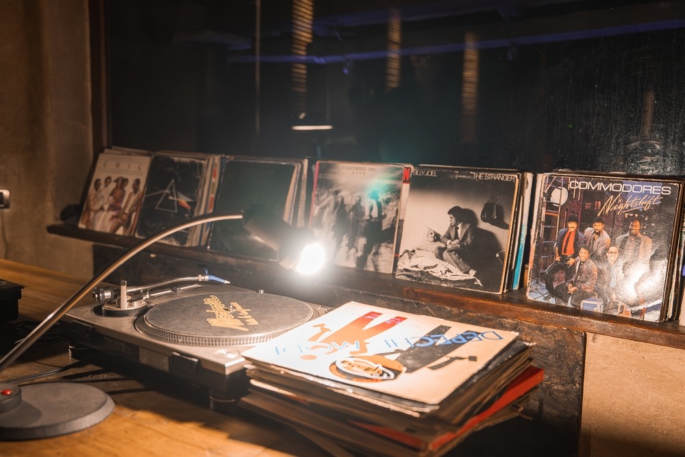 cervinia,,italy.,march,22,,2025.,a,retro,turntable,on,a