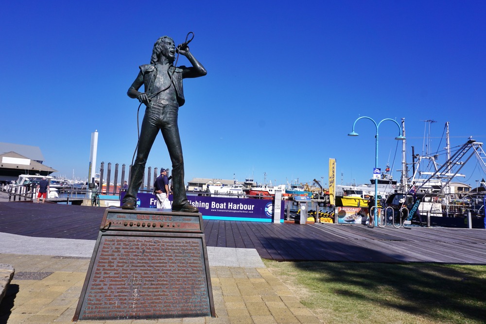perth,,australia, ,may,,2017,:,a,bronze,statue,of