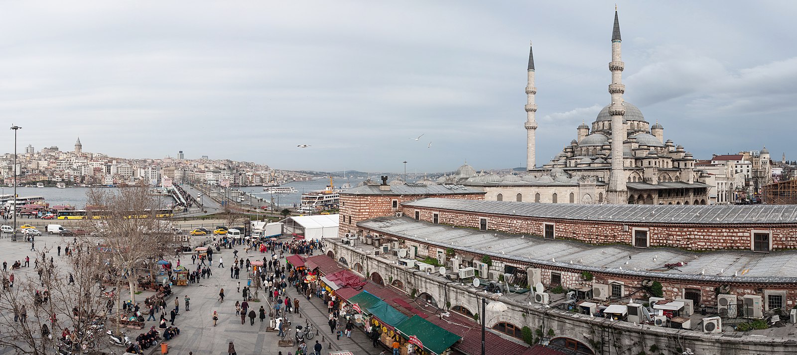 1600px Panoramic View of Istanbul Yeni Cami (The New Mosque), Galata Bridge. Turkey, South Heasters Europe