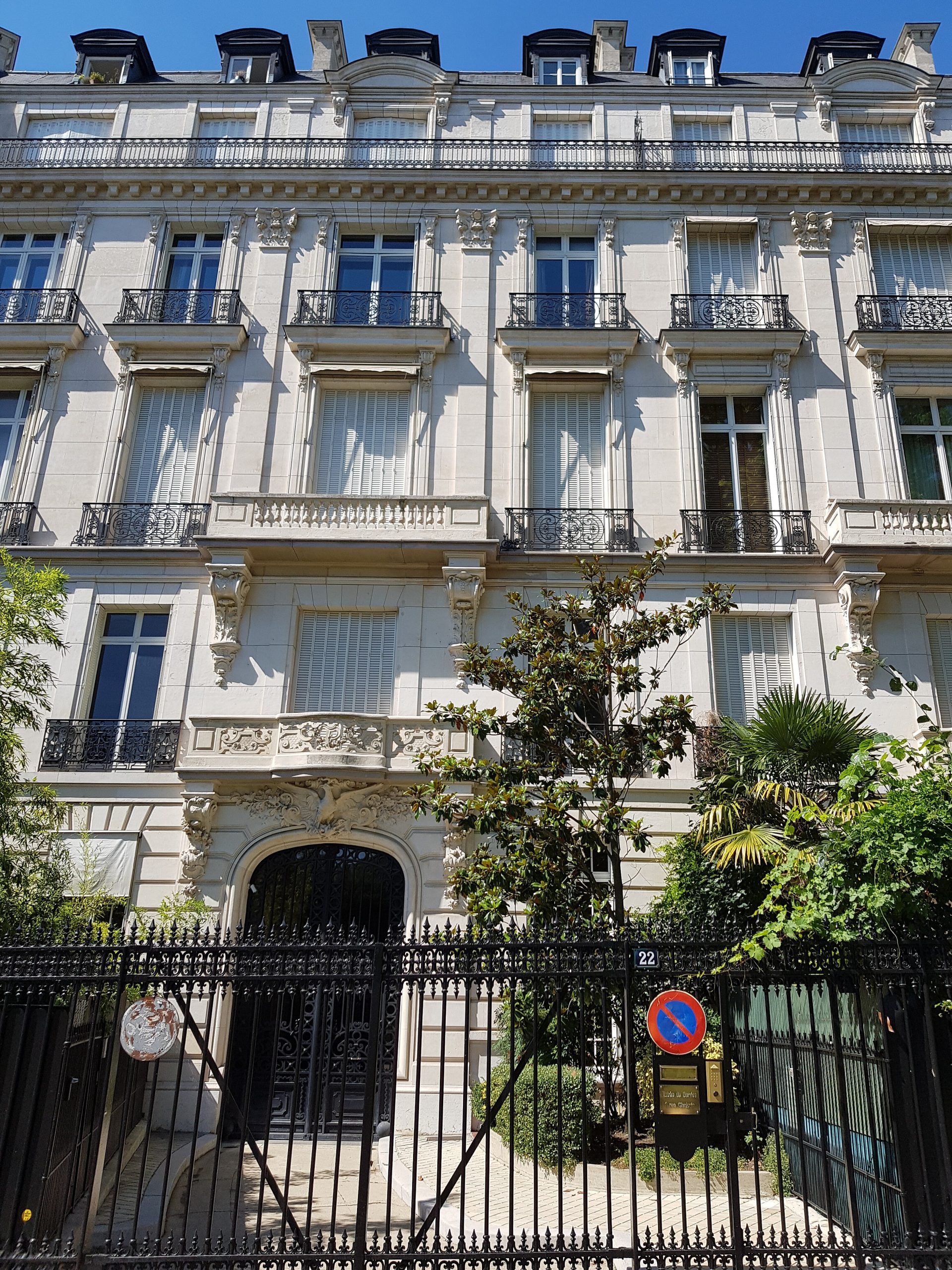 Street-level view of Jeffrey Epstein’s Paris apartment building in the upscale 16th arrondissement, featuring classic French architecture.