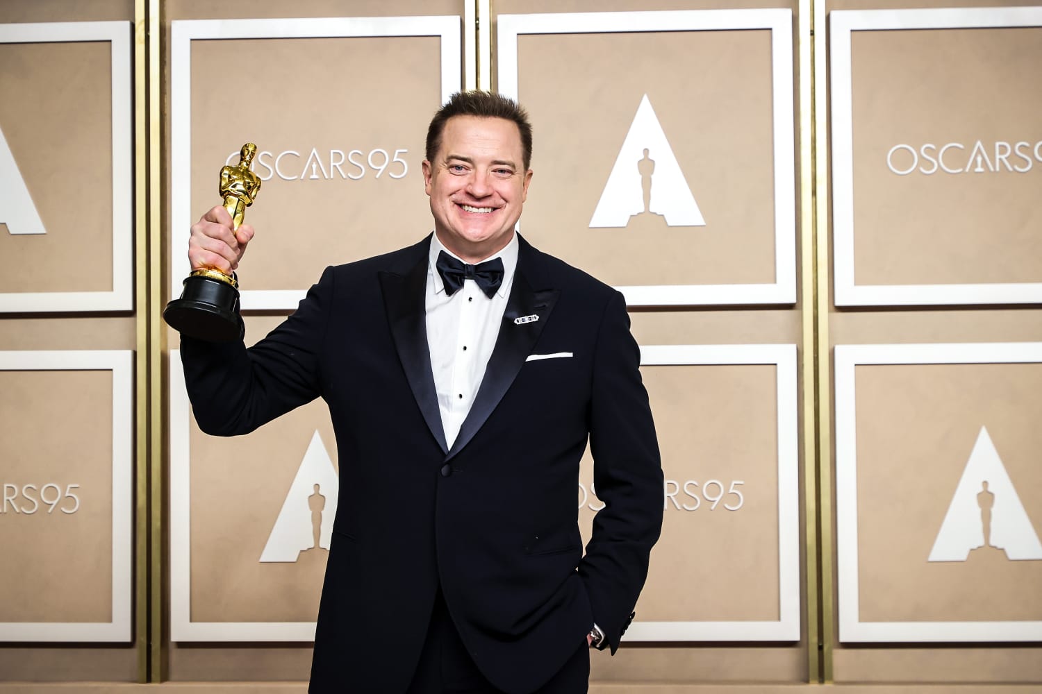 Brendan Fraser Holding His Oscar Up For The Crowd