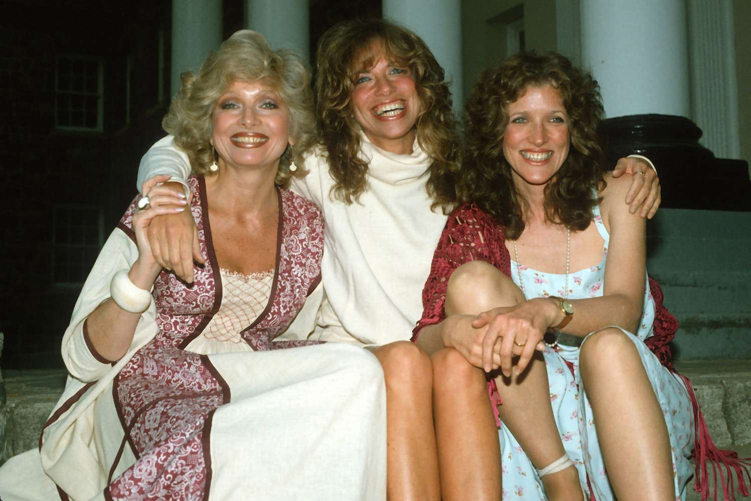 Carly Simon with her sisters, a warm family photo capturing their close bond before her sister’s battle with cancer.