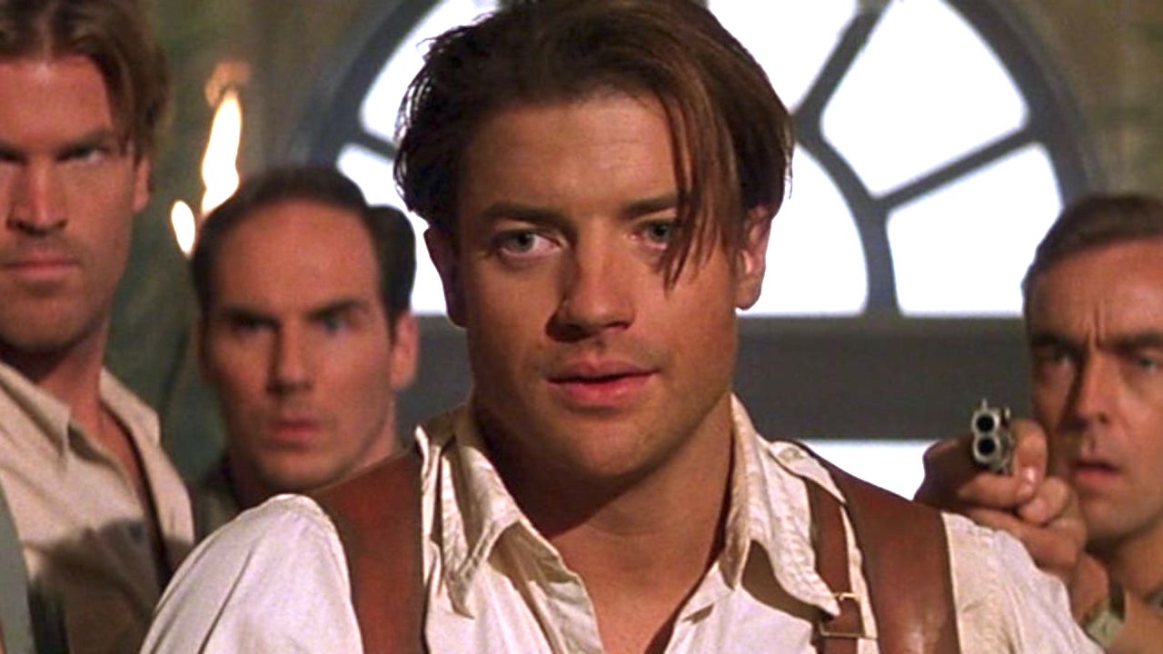 Brendan Fraser dressed as Rick O’Connell in The Mummy (1999), holding a weapon amidst ancient ruins.