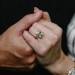 Taylor Swift’s Engagement Ring Stuns Fans: Cut, Carats & Hidden Details Revealed