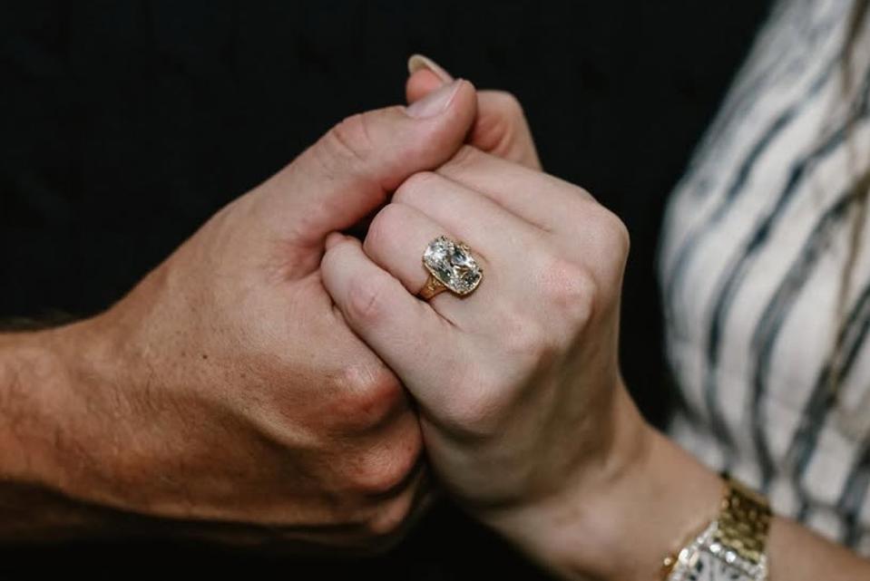 Close-up of Taylor Swift’s antique engagement ring featuring an 8-carat old mine brilliant-cut diamond set in yellow gold.