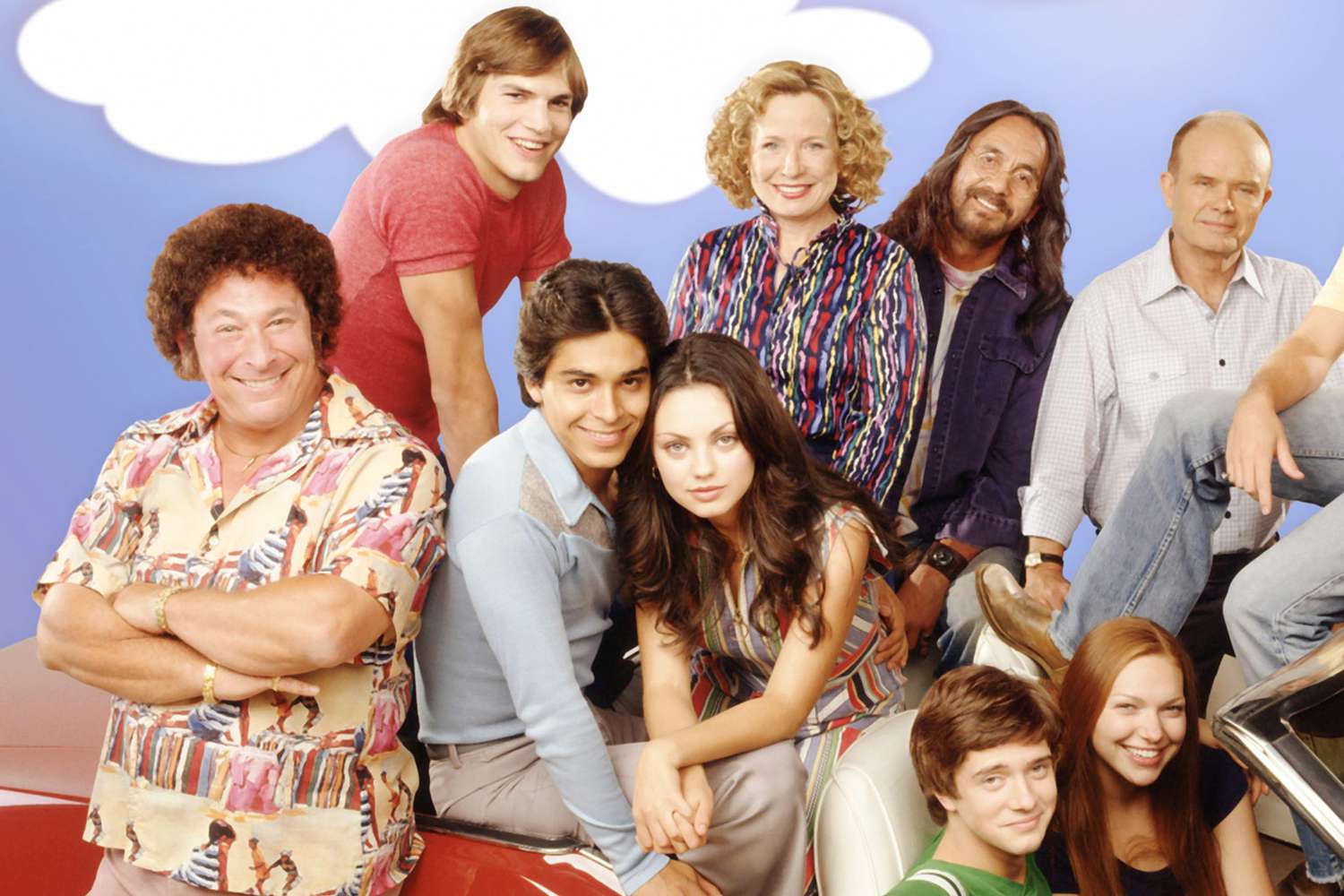 Mila Kunis reunited with the full That ’70s Show cast, smiling and posing together for a group photo.