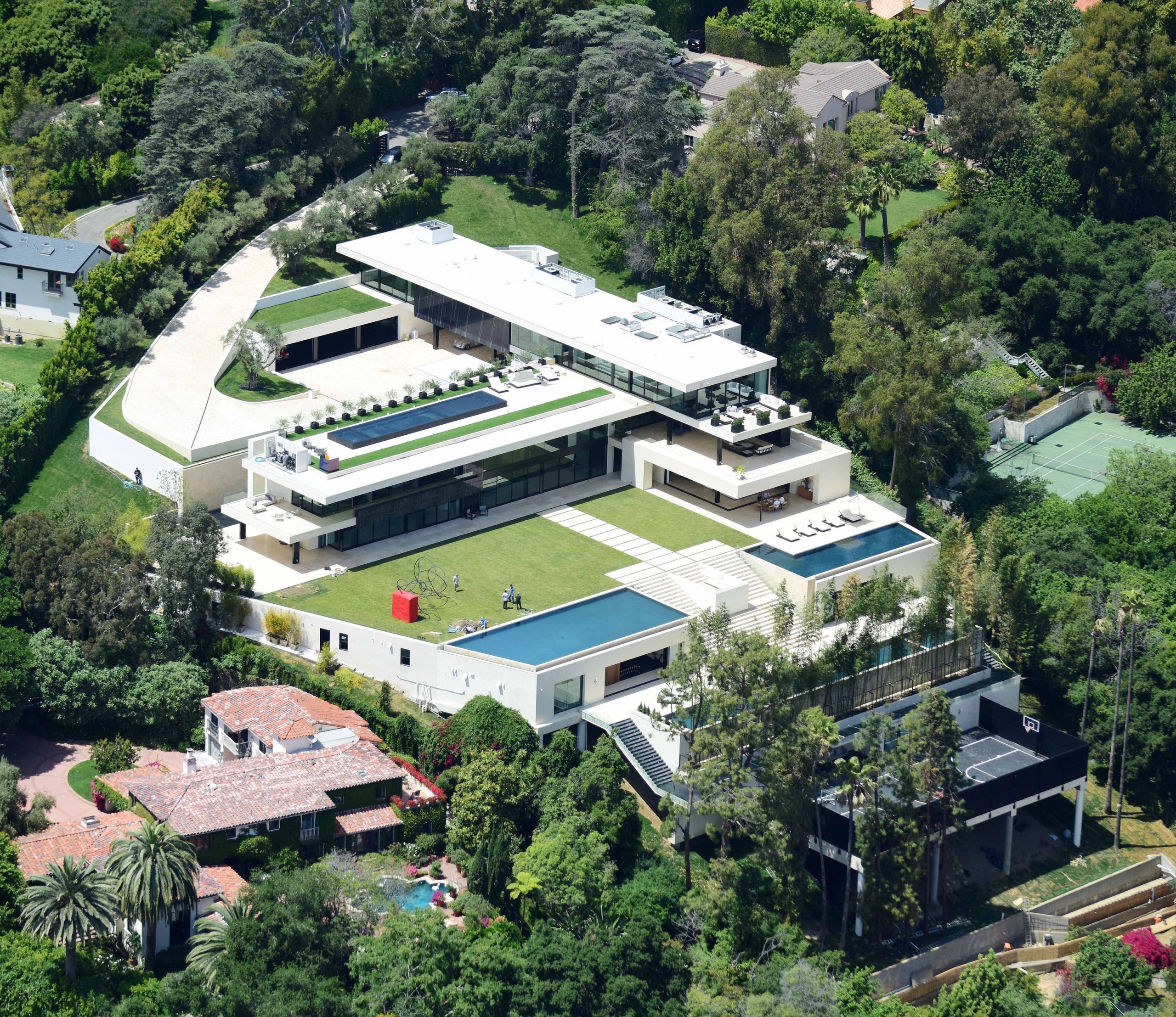 Aerial view of Beyoncé’s expansive Bel-Air mansion, featuring sprawling gardens, a luxurious pool, and modern architectural design.