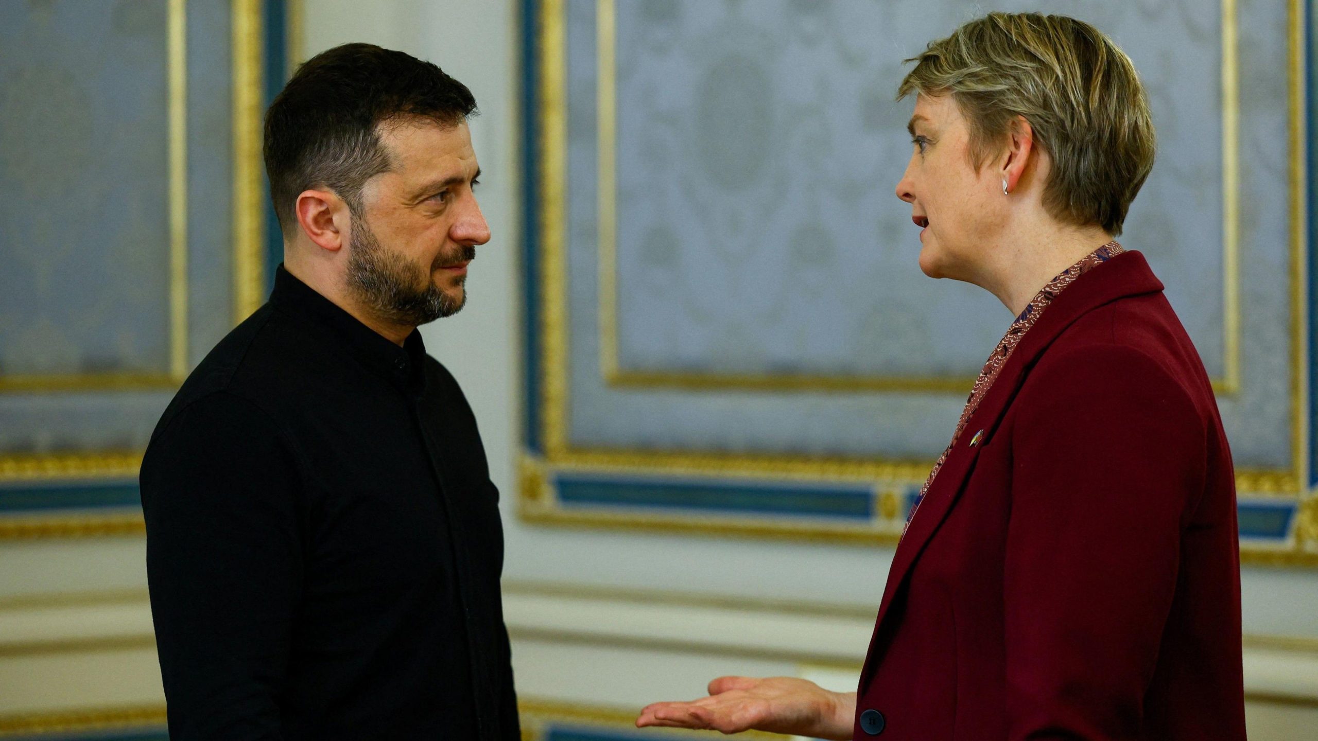 Yvette Cooper speaking seriously with Ukrainian President Volodymyr Zelensky.