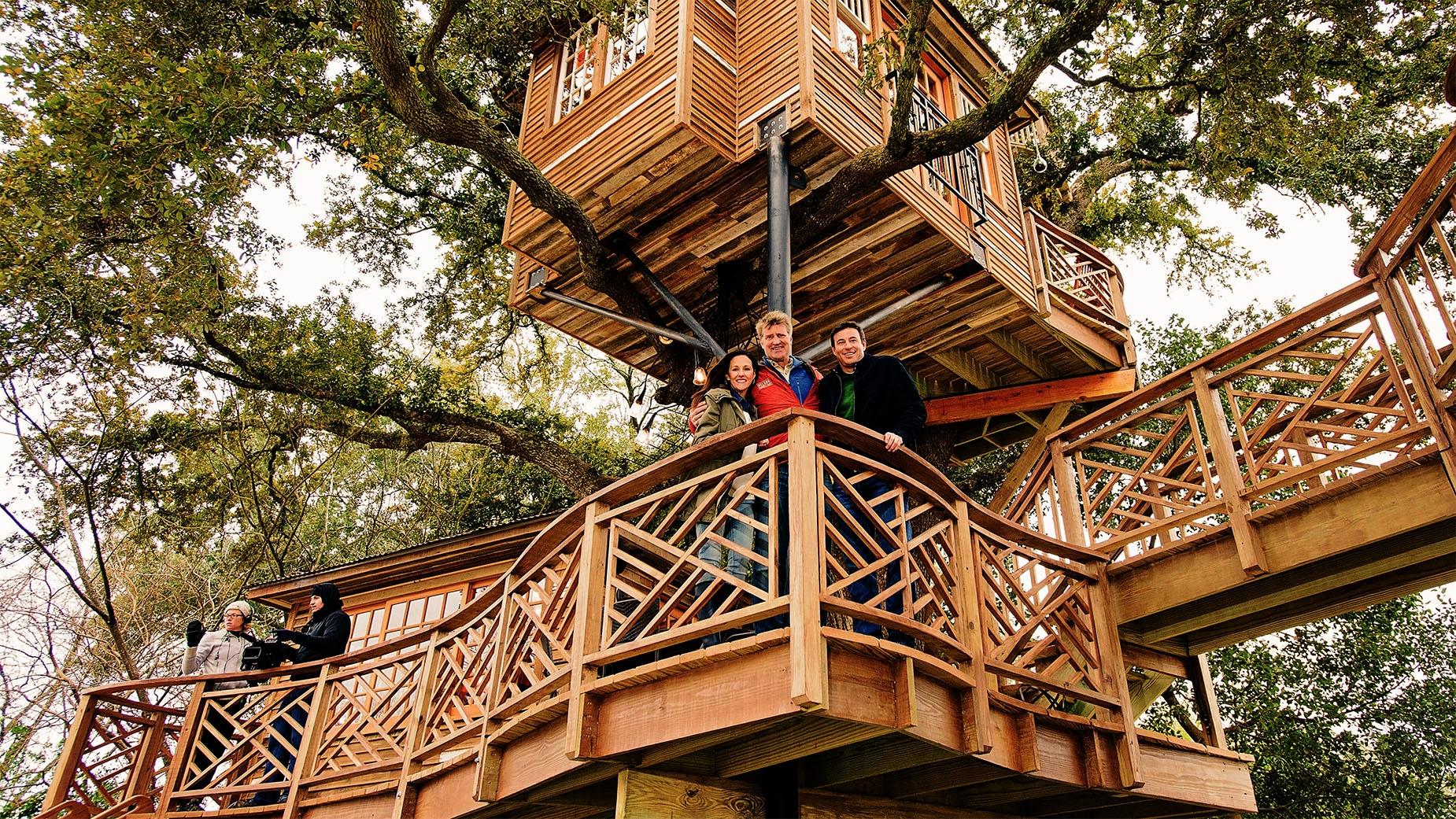 Todd Graves’ lavish $400,000 treehouse nestled among oak trees, featuring multiple levels, wooden decks, and luxury design elements.