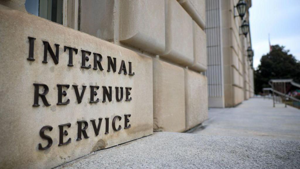 IRS headquarters building in Washington D.C. during the 2025 government shutdown, as taxpayers rush to meet the October 15 filing deadline.