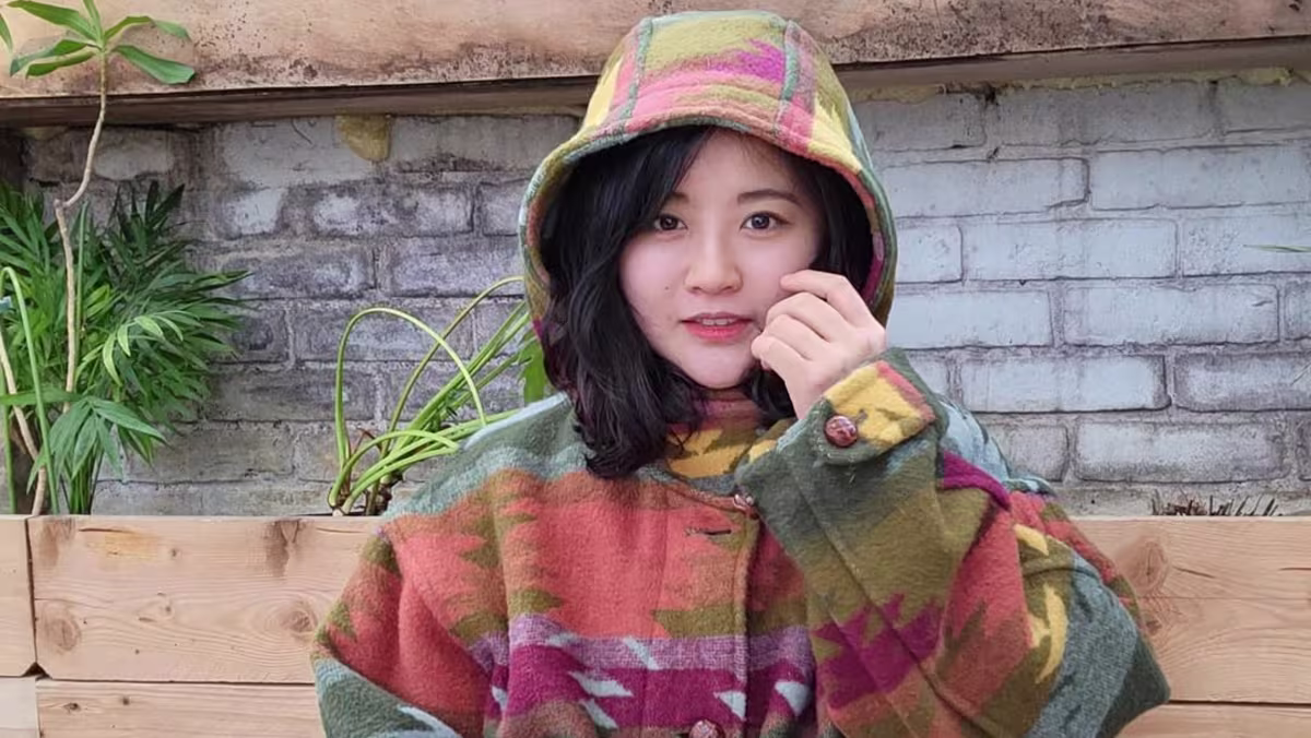 Baek Se-hee standing outside, wearing a hooded coat, looking thoughtful.