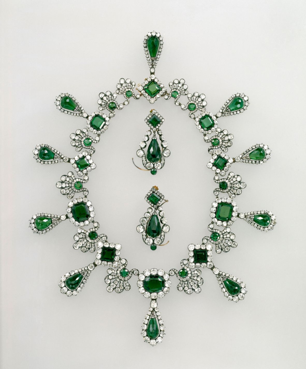 Close-up of an ornate 19th-century emerald necklace and earrings once belonging to Empress Marie-Louise, part of the jewels stolen from the Louvre.