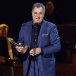 Vince Gill’s CMA Triumph: A Willie Nelson Lifetime Achievement Award—and the Quiet Fortune Behind Country Music’s Gentle Giant