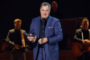 Vince Gill’s CMA Triumph: A Willie Nelson Lifetime Achievement Award—and the Quiet Fortune Behind Country Music’s Gentle Giant