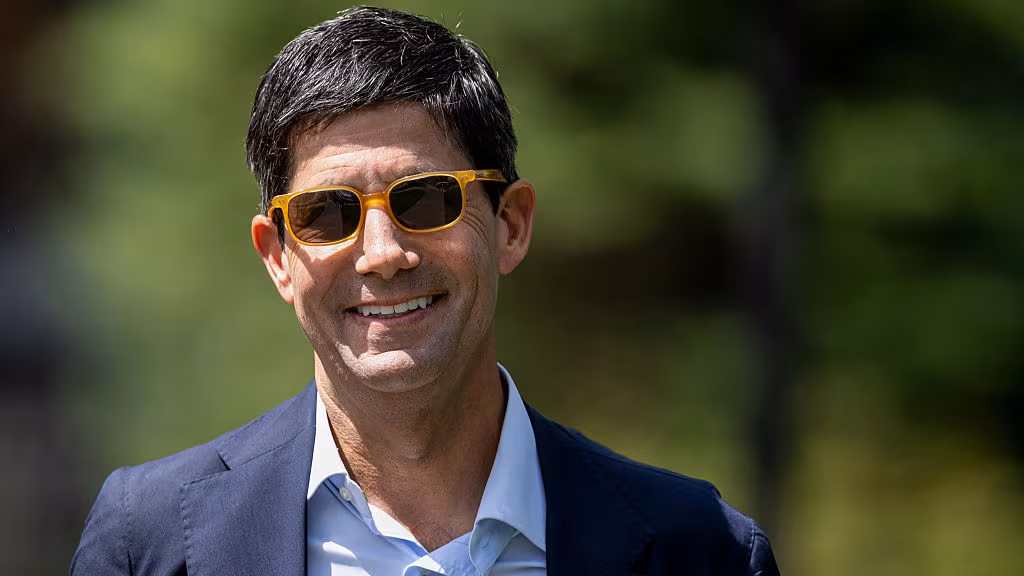 Kevin Warsh wearing sunglasses and smiling, posing outdoors, projecting confidence amid his nomination for Fed chair.