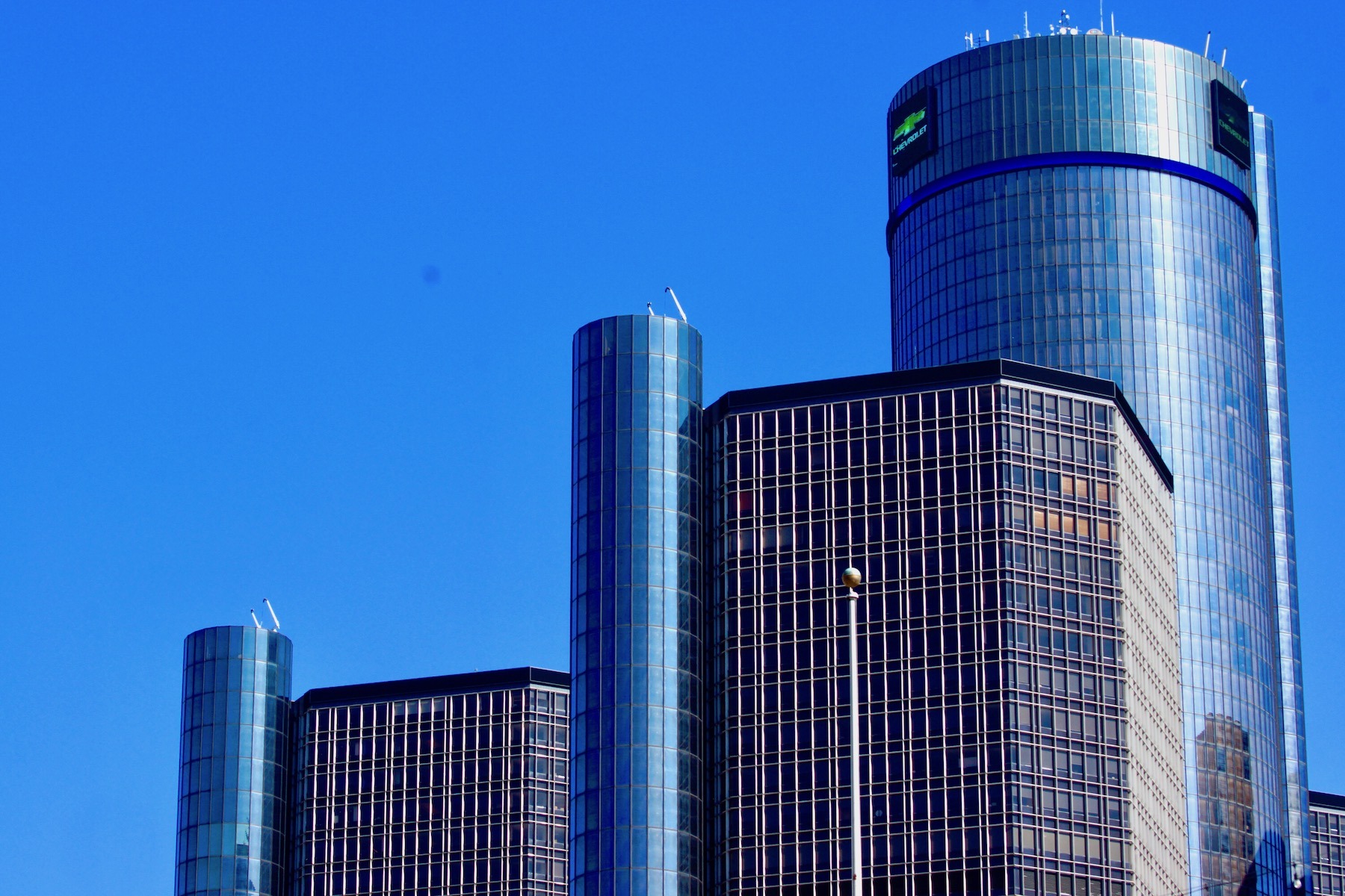 Exterior of General Motors headquarters in Detroit, Michigan, showcasing the corporate campus and main entrance.
