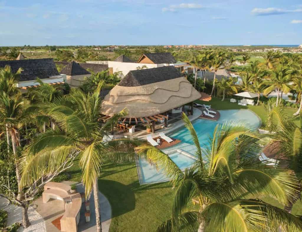 Aerial view of Nicolás Maduro’s luxury villa, a sprawling seaside estate with multiple buildings and landscaped grounds, seized by U.S. authorities as part of asset forfeiture actions.