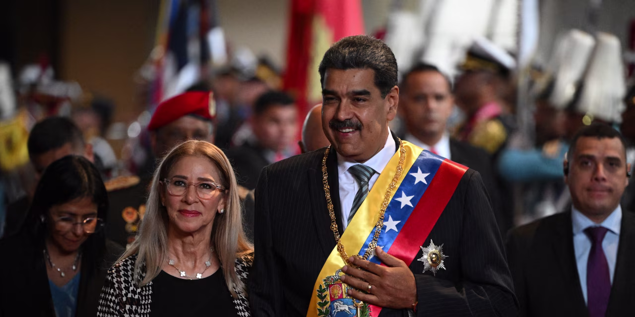 Cilia Flores and Nicolás Maduro smile together on a red carpet, highlighting their public appearances and high-profile presence in Venezuela.