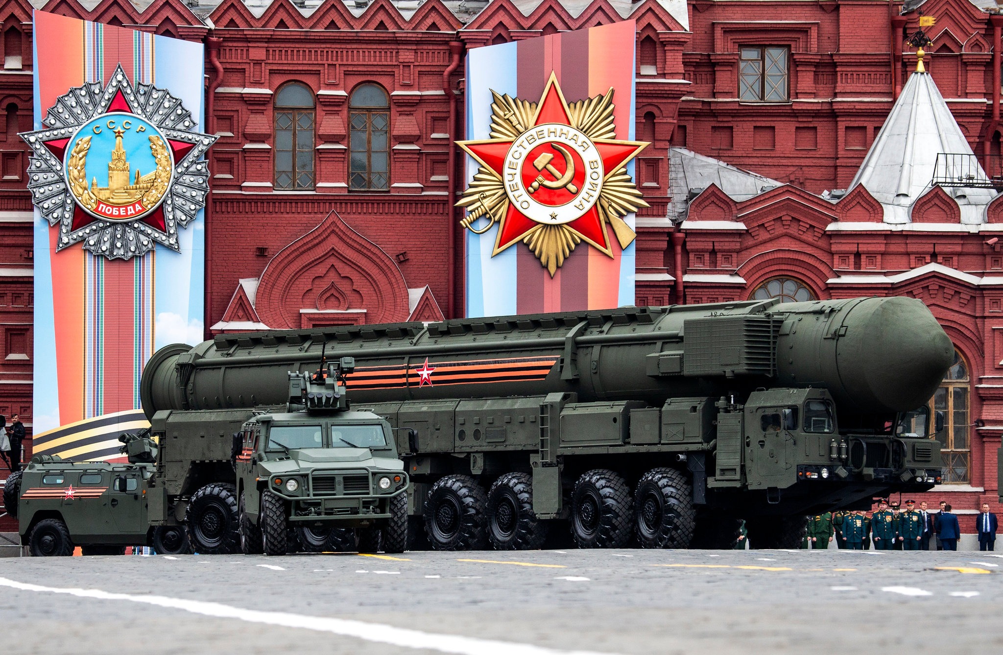 Russian missile launcher deployed in Moscow’s Red Square amid New START treaty expiry, highlighting rising nuclear tensions between Russia and the United States.
