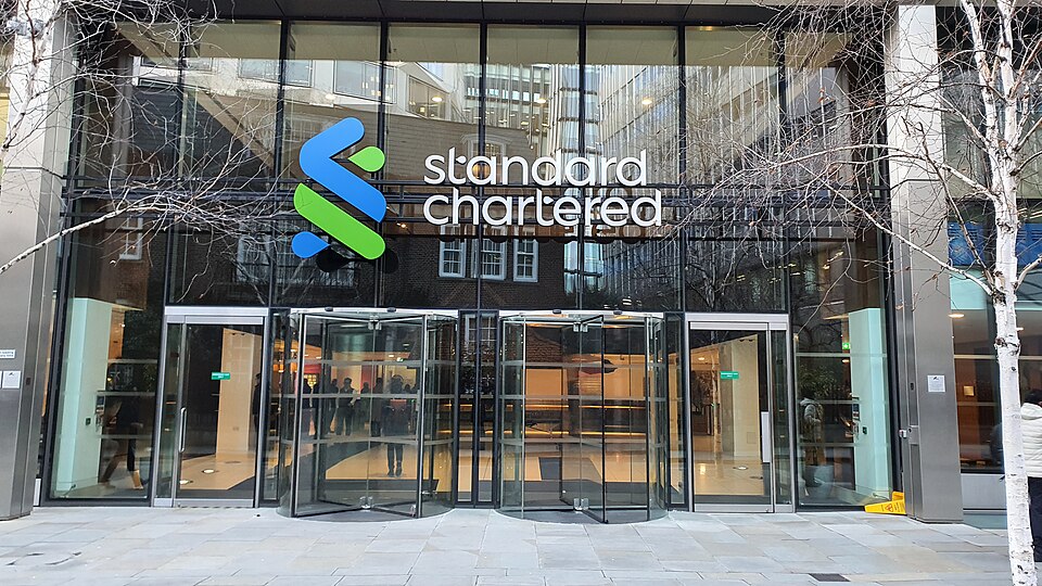 960px standard chartered headquarters in london front view
