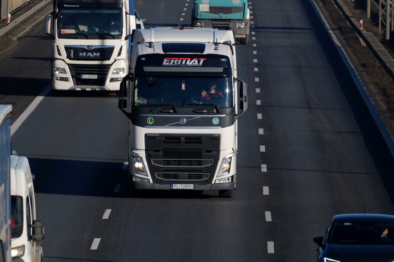 Why Regular Truck Insurance Reviews Are Important for Growing Fleets